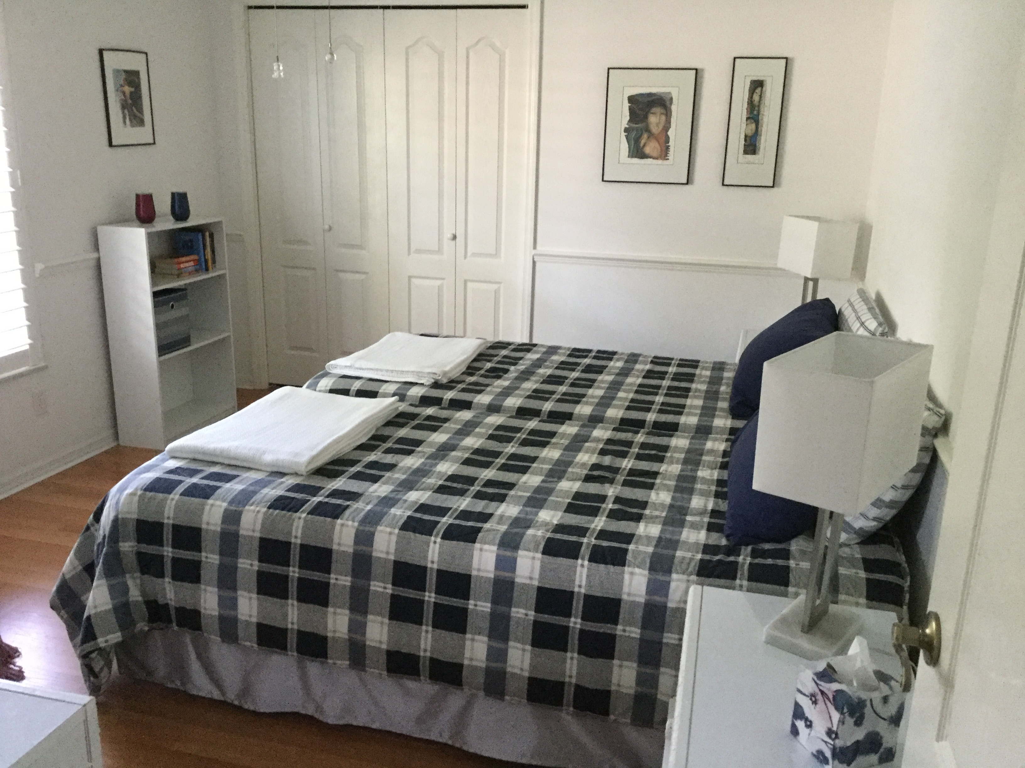 Schlafzimmer mit Queen Bed